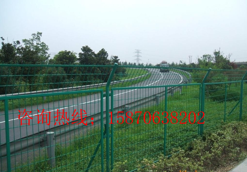 現(xiàn)貨護(hù)欄網(wǎng) 九江高速公路多少錢(qián)一米 新建縣防眩目隔離網(wǎng) 雙邊絲護(hù)欄