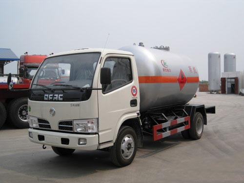 東風勁卡小型油罐車圖片價格