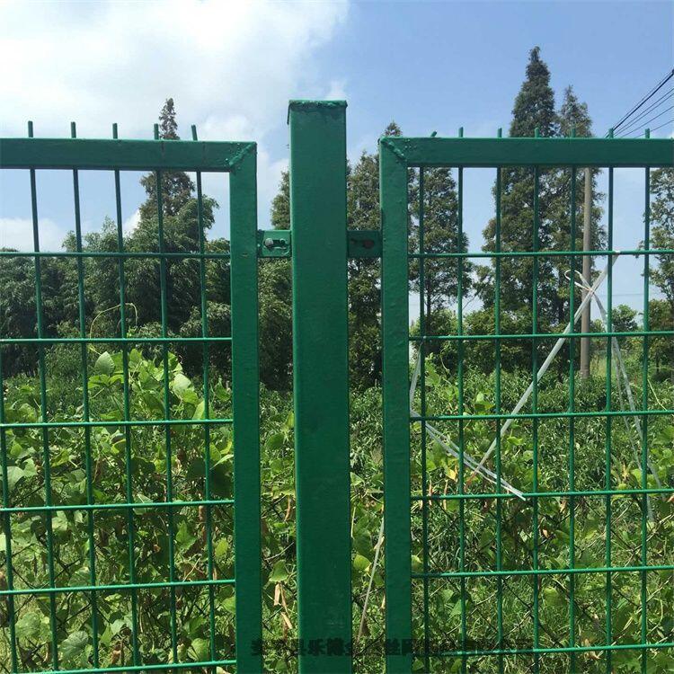 河北三角折彎護欄網(wǎng)廠家供應宜賓高速公路隔離柵廣安高速公路圍欄網(wǎng)