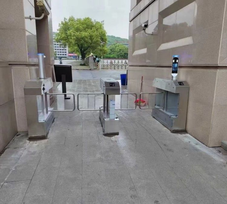 人臉識別行通道閘機(jī)工地智能刷卡出入口智能翼閘卡博斯